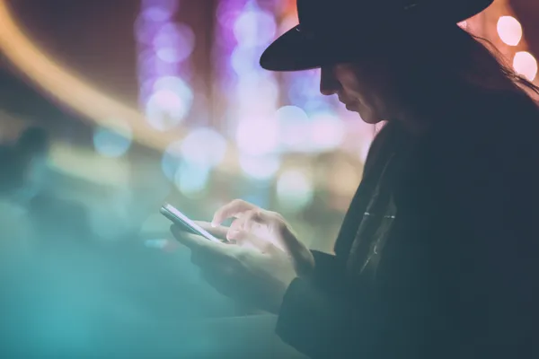 ক্যাসিনো চিপে ঘেরা এক আত্মবিশ্বাসী ডিলার খেলোয়াড়দের PJOK অ্যাকাউন্টে লগইন করতে আহ্বান করছেন—যা দ্রুত ও সহজ লগইন সুবিধাকে উপস্থাপন করে।